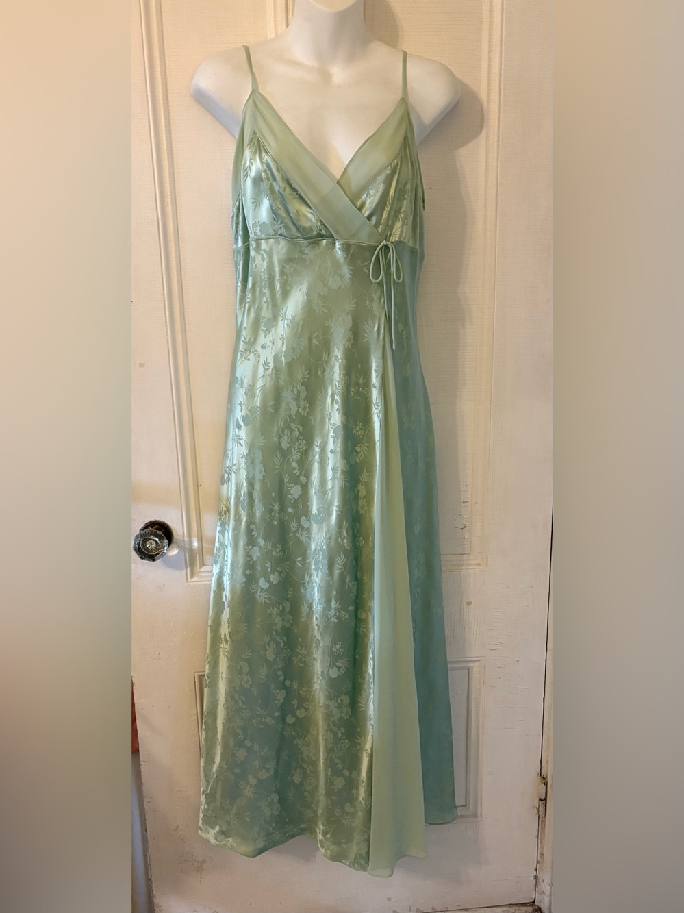 100% Silk bias cut full length nightgown small vintage but like new!